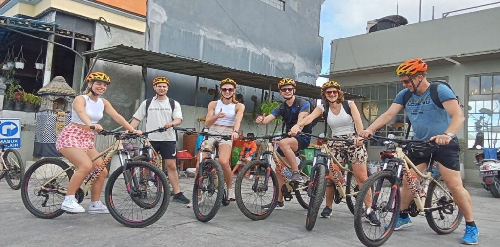 Fietsen Op Bali Bergafwaarts