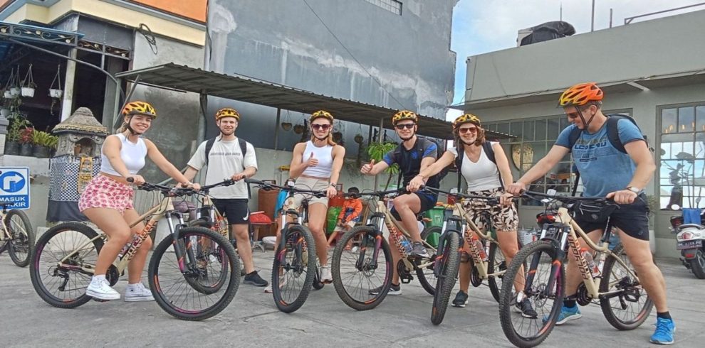 Fietsen Op Bali Bergafwaarts